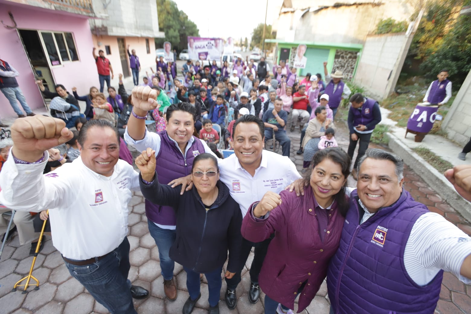 Se reúne Juan Carlos SAGA con fundadores de colonia Loma Florida; escucha sus problemáticas